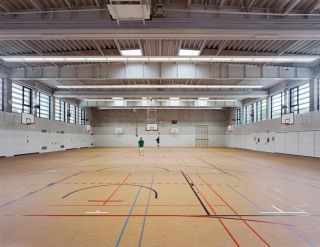 Die Dreifachsporthalle im 1. Obergeschoss - Forschungssporthalle der Humboldt-Universität zu Berlin