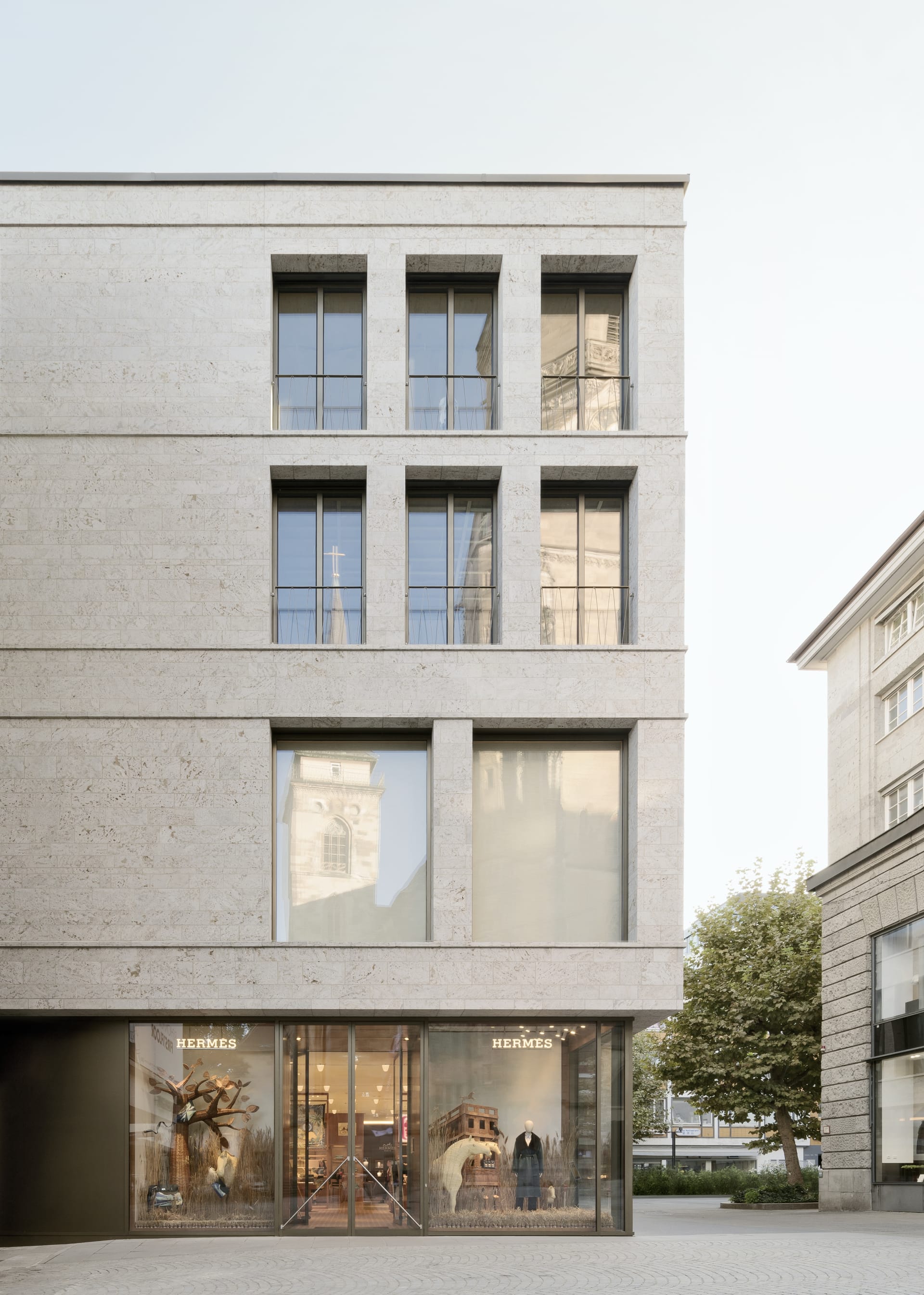 Das Gebäude befindet sich gegenüber der stadtbildprägenden Stiftskirche