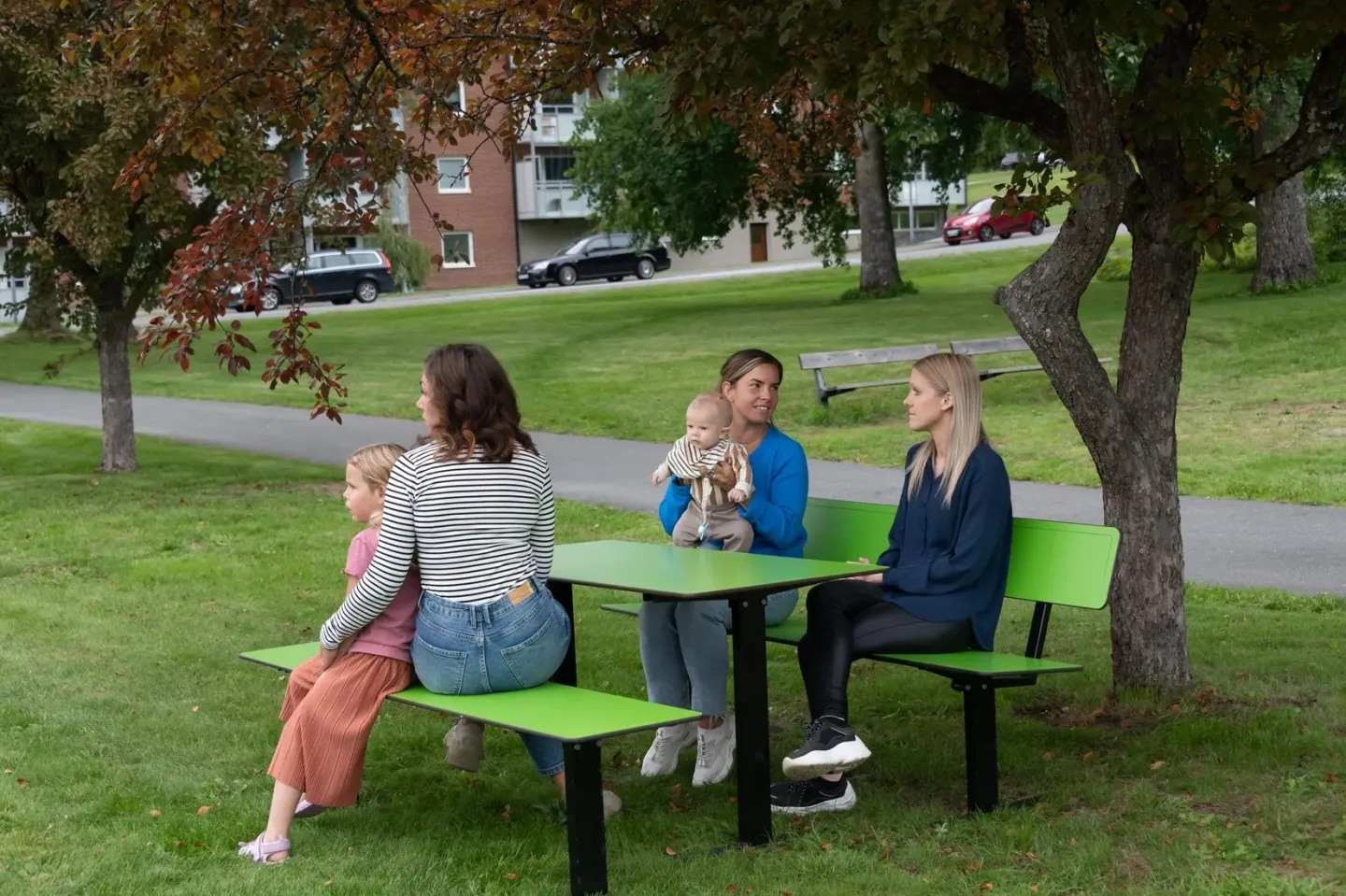 Bänke, Sitze und Tische - Möbelserien für den Außenbereich Bänke, Sitze und Tische - Möbelserien für den Außenbereich