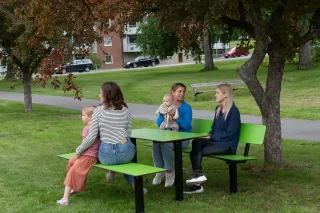 Bänke, Sitze und Tische - Möbelserien für den Außenbereich Bänke, Sitze und Tische - Möbelserien für den Außenbereich