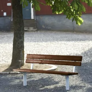Bänke, Sitze und Tische - Möbelserien für den Außenbereich Bänke, Sitze und Tische - Möbelserien für den Außenbereich
