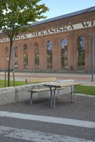 Bänke, Sitze und Tische - Möbelserien für den Außenbereich Bänke, Sitze und Tische - Möbelserien für den Außenbereich