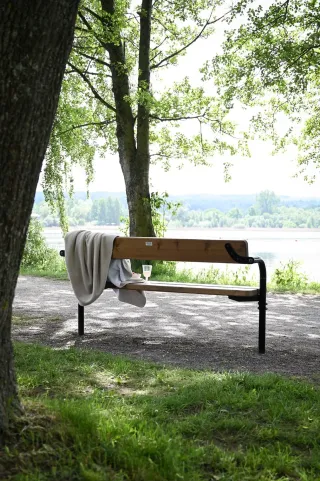 Bänke, Sitze und Tische - Möbelserien für den Außenbereich Bänke, Sitze und Tische - Möbelserien für den Außenbereich