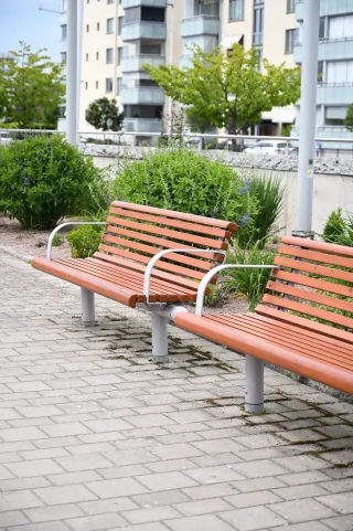 Bänke, Sitze und Tische - Möbelserien für den Außenbereich Bänke, Sitze und Tische - Möbelserien für den Außenbereich