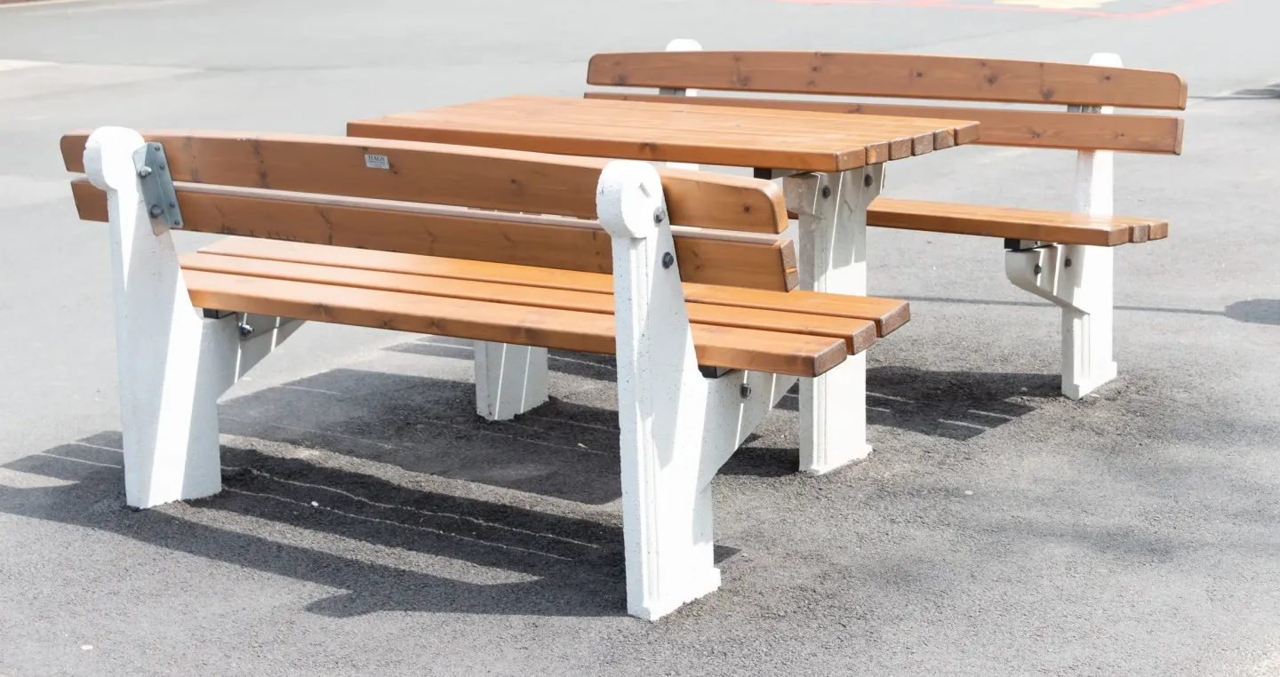 Bänke, Sitze und Tische - Möbelserien für den Außenbereich Bänke, Sitze und Tische - Möbelserien für den Außenbereich