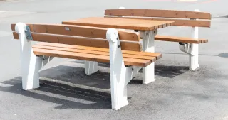 Bänke, Sitze und Tische - Möbelserien für den Außenbereich Bänke, Sitze und Tische - Möbelserien für den Außenbereich
