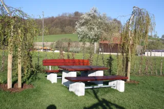 Bänke, Sitze und Tische - Möbelserien für den Außenbereich Bänke, Sitze und Tische - Möbelserien für den Außenbereich