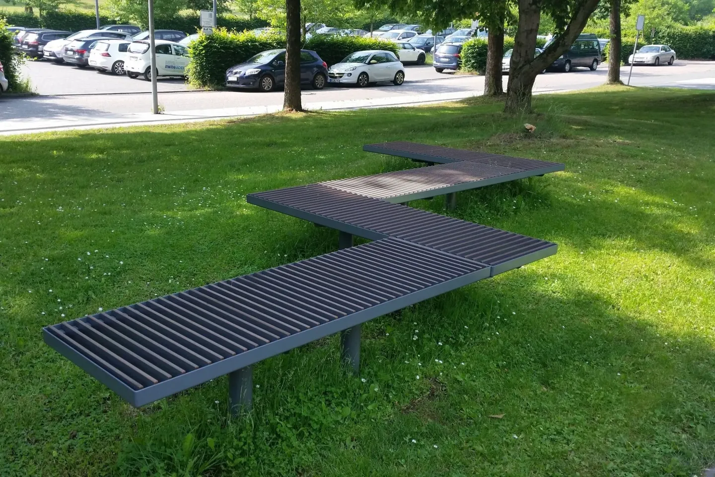Bänke, Sitze und Tische - Möbelserien für den Außenbereich Bänke, Sitze und Tische - Möbelserien für den Außenbereich