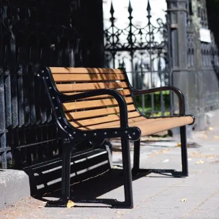 Bänke, Sitze und Tische - Möbelserien für den Außenbereich Bänke, Sitze und Tische - Möbelserien für den Außenbereich
