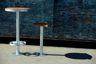 Bänke, Sitze und Tische - Möbelserien für den Außenbereich Bänke, Sitze und Tische - Möbelserien für den Außenbereich