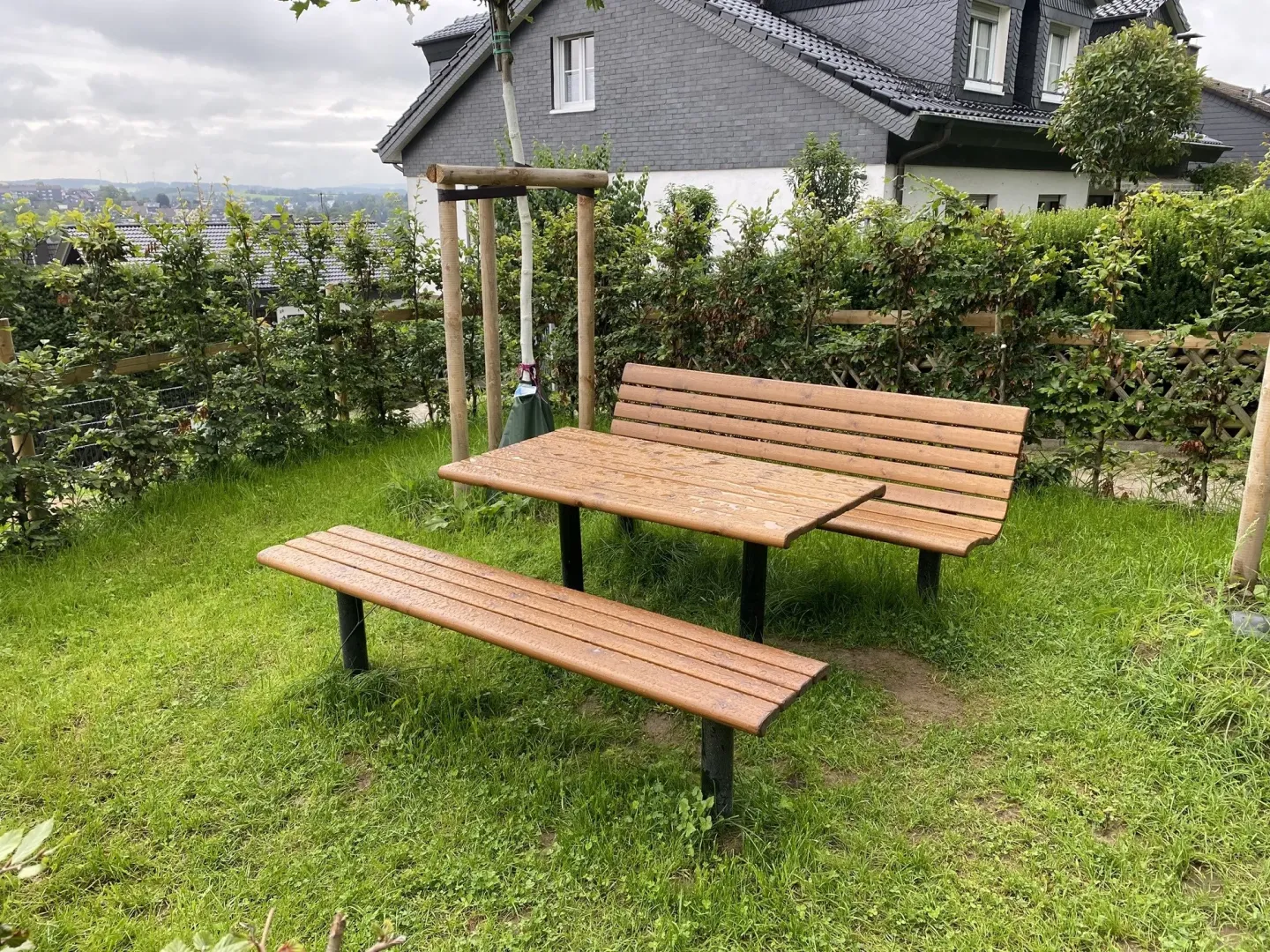 Bänke, Sitze und Tische - Möbelserien für den Außenbereich Bänke, Sitze und Tische - Möbelserien für den Außenbereich