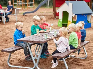 Bänke, Sitze und Tische - Möbelserien für den Außenbereich Bänke, Sitze und Tische - Möbelserien für den Außenbereich