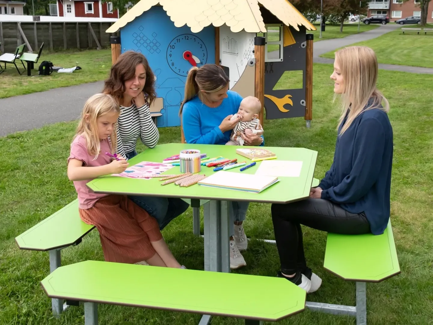 Bänke, Sitze und Tische - Möbelserien für den Außenbereich Bänke, Sitze und Tische - Möbelserien für den Außenbereich