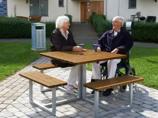 Bänke, Sitze und Tische - Möbelserien für den Außenbereich Bänke, Sitze und Tische - Möbelserien für den Außenbereich