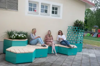 Bänke, Sitze und Tische - Möbelserien für den Außenbereich Bänke, Sitze und Tische - Möbelserien für den Außenbereich