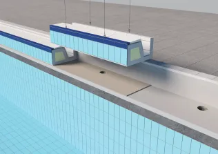 Detailansicht eines Schwimmbeckens mit integrierter Wasseraufbereitungstechnik und Fliesenverkleidung