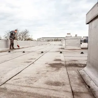 Flachdachregeneration: Sanierungssysteme für Flachdächer | Bauen im Bestand Flachdachregeneration: Sanierungssysteme für Flachdächer | Bauen im Bestand