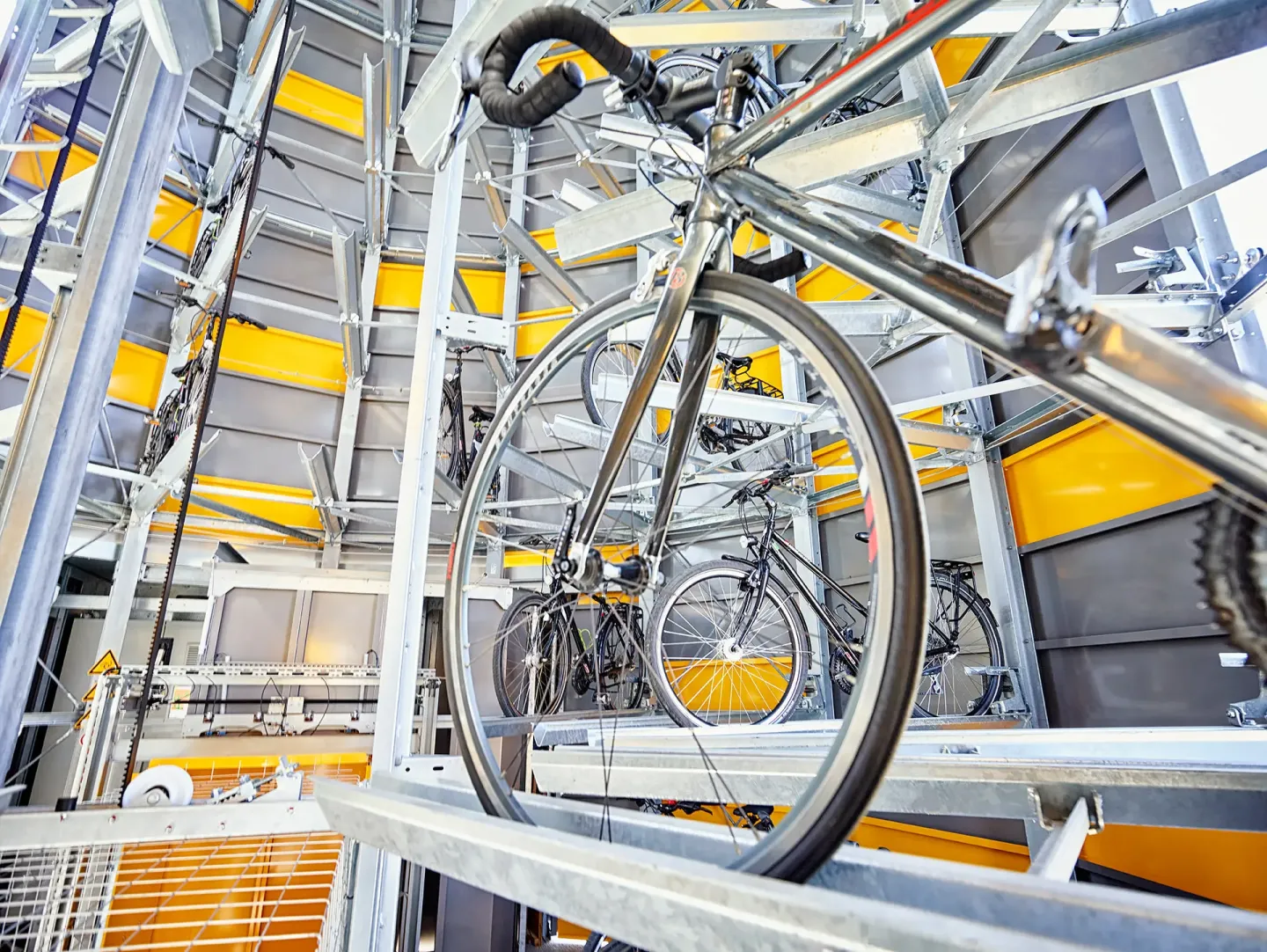 Vollautomatische und mechanische Fahrrad-Parksysteme Vollautomatische und mechanische Fahrrad-Parksysteme