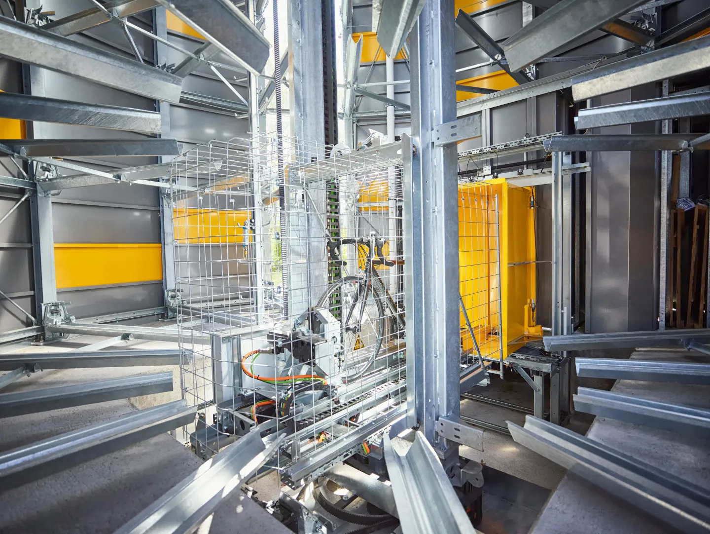 Vollautomatische und mechanische Fahrrad-Parksysteme Vollautomatische und mechanische Fahrrad-Parksysteme