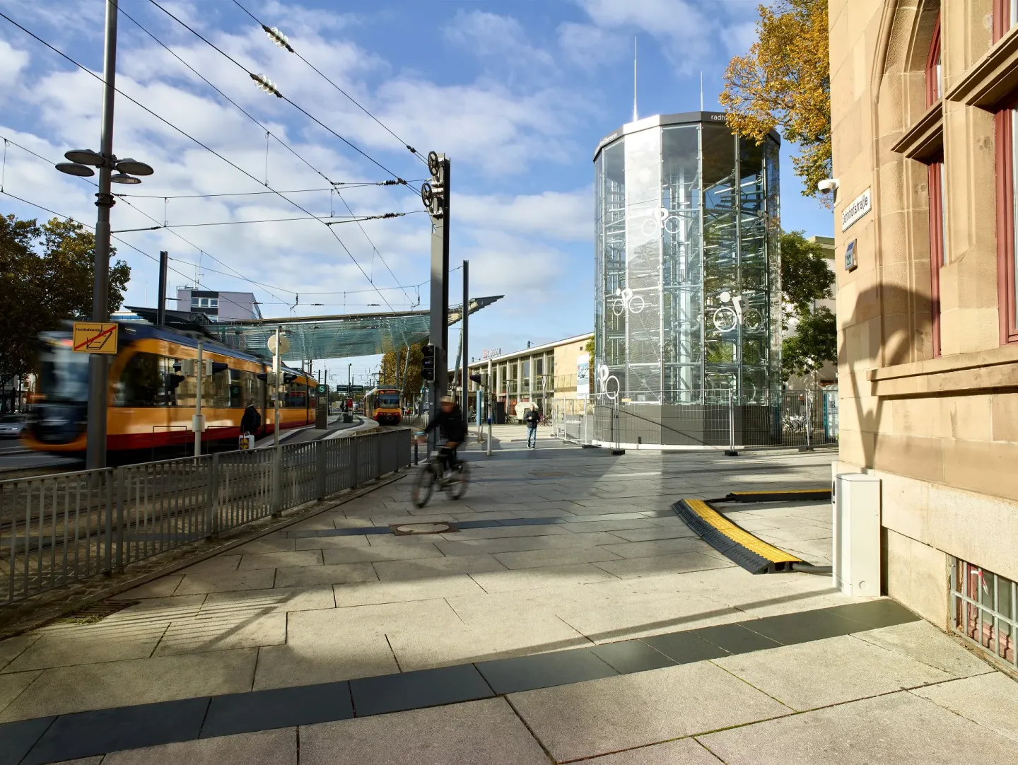 Vollautomatische und mechanische Fahrrad-Parksysteme Vollautomatische und mechanische Fahrrad-Parksysteme
