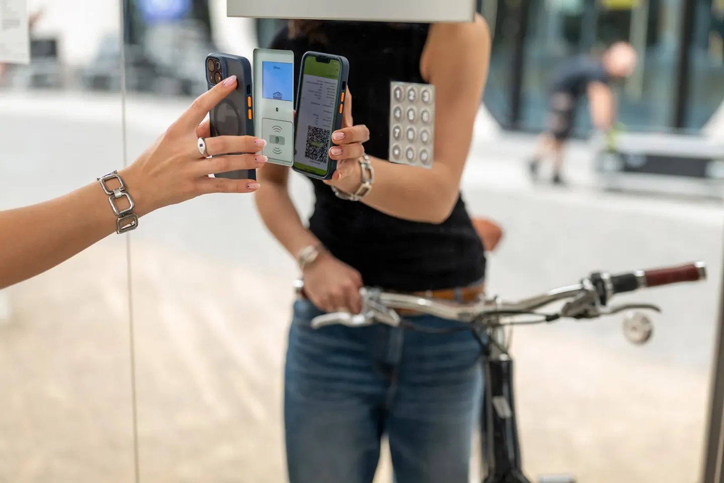Vollautomatische und mechanische Fahrrad-Parksysteme Vollautomatische und mechanische Fahrrad-Parksysteme