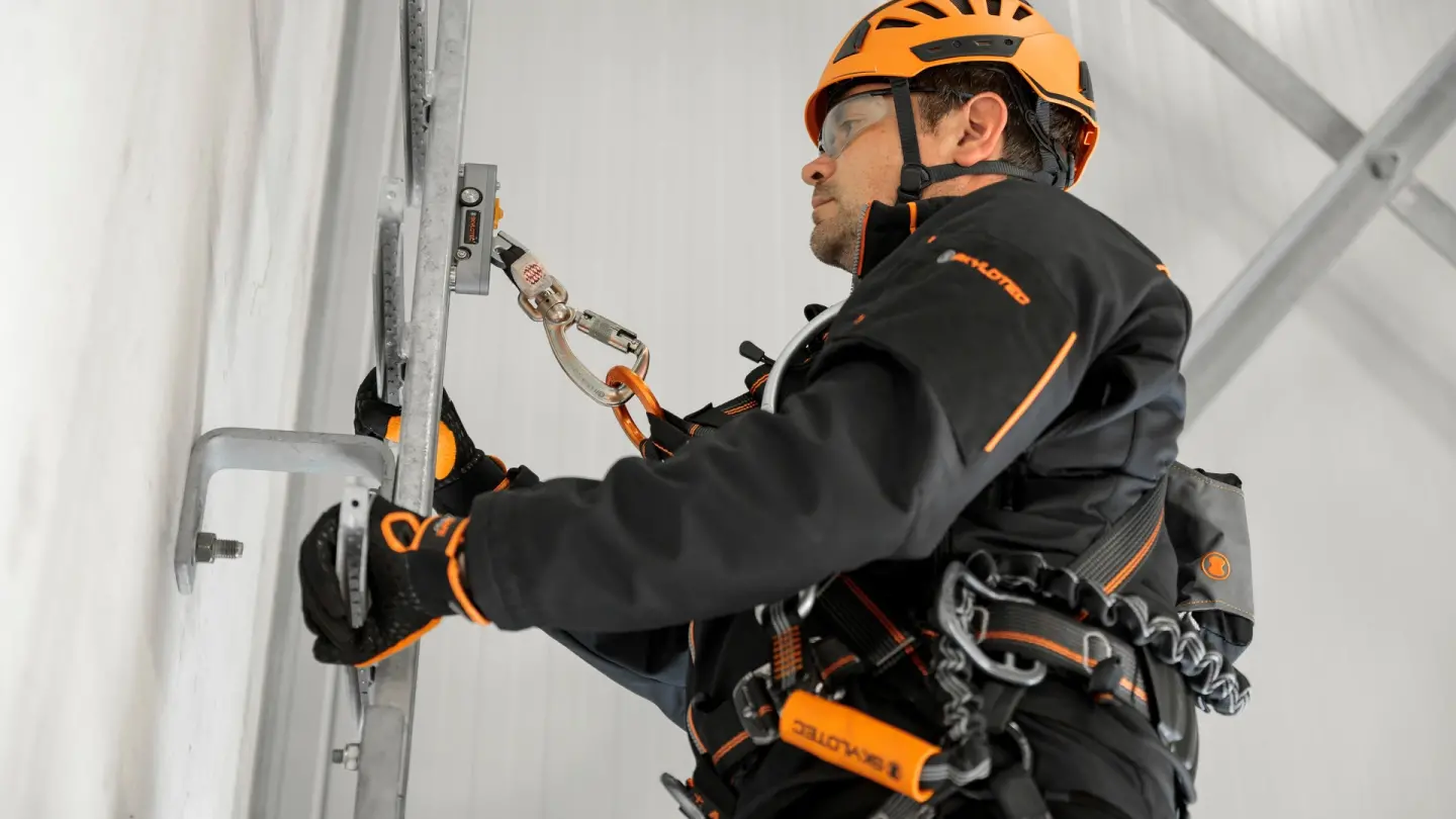 Absturzsicherung mit vertikalen Seil- und Schienensystemen
