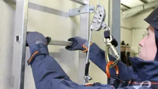 Absturzsicherung mit vertikalen Seil- und Schienensystemen