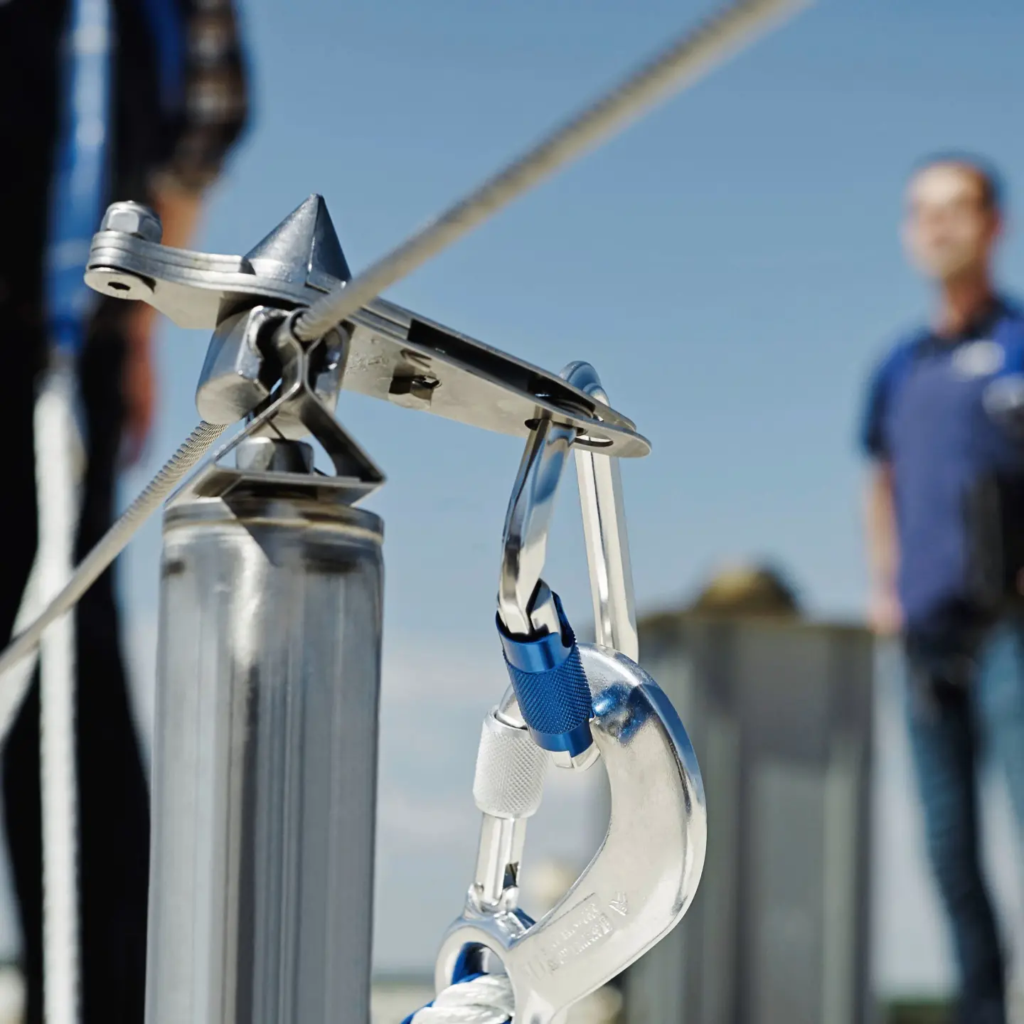 Absturzsicherung mit horizontalen Seil- und Schienensystemen