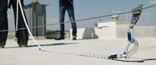 Absturzsicherung mit horizontalen Seil- und Schienensystemen