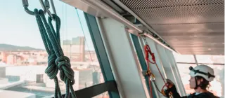 Absturzsicherung mit horizontalen Seil- und Schienensystemen