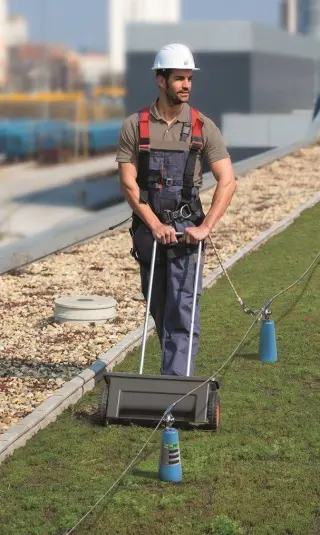 Absturzsicherung mit horizontalen Seil- und Schienensystemen