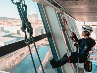SKYRAIL: durchgängige Absturzsicherung für komplexe Fassaden und Dächer
