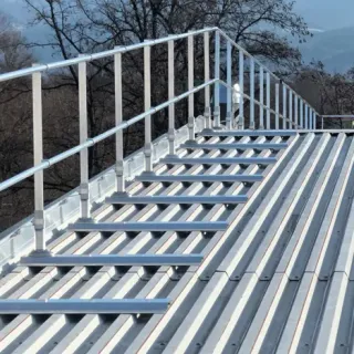 Absturzsicherung mit Barrial® Sicherheitsgeländer (Seitenschutzsystem) Absturzsicherung mit Barrial® Sicherheitsgeländer (Seitenschutzsystem)