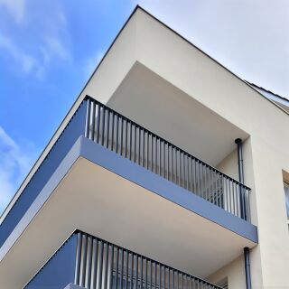 Zebral® Balkongeländer aus Aluminium in Flachstahloptik