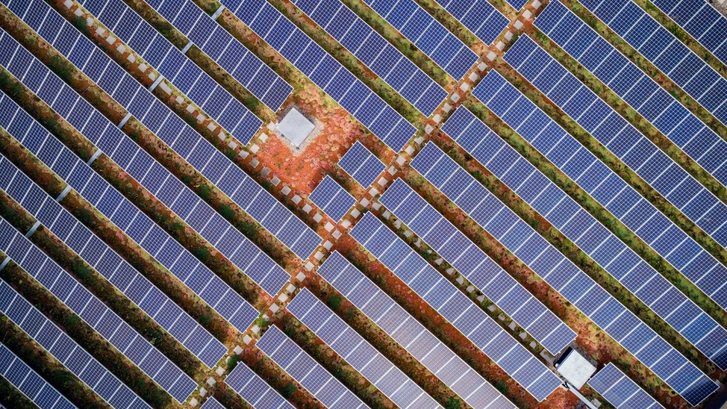 Modulare und nachhaltige Flachdach-Systemlösungen einschließlich Photovoltaik