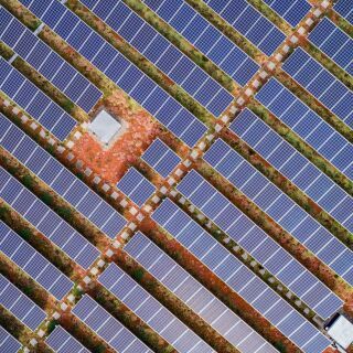 Modulare und nachhaltige Flachdach-Systemlösungen einschließlich Photovoltaik