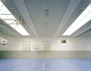 Lineare Paneeldecken-Systeme für Innen und Außen Lineare Paneeldecken-Systeme für Innen und Außen