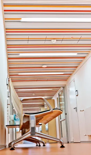Lineare Paneeldecken-Systeme für Innen und Außen Lineare Paneeldecken-Systeme für Innen und Außen