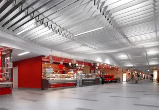 Lineare Paneeldecken-Systeme für Innen und Außen Lineare Paneeldecken-Systeme für Innen und Außen