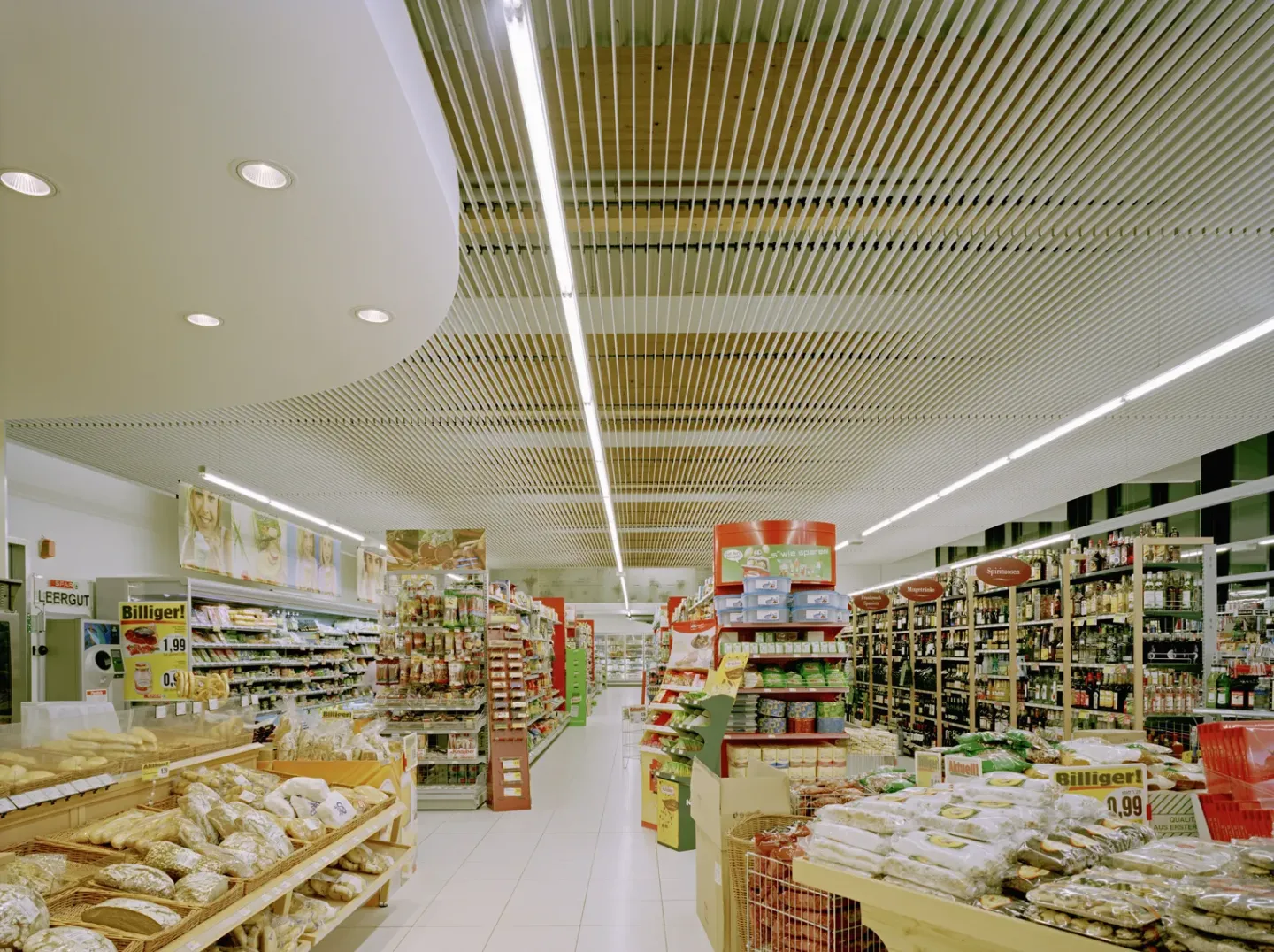 Lineare Paneeldecken-Systeme für Innen und Außen Lineare Paneeldecken-Systeme für Innen und Außen