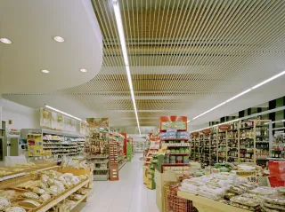 Lineare Paneeldecken-Systeme für Innen und Außen Lineare Paneeldecken-Systeme für Innen und Außen