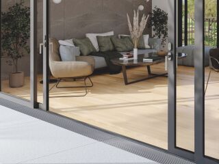 Neue Gitterrost-Optik trifft ultraflache Entwässerung: Design bis ins Detail