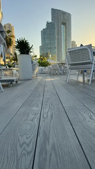 Terrassendielen aus Mineralfaser-Verbundstoff Terrassendielen aus Mineralfaser-Verbundstoff