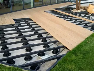 Terrassendielen aus Mineralfaser-Verbundstoff Terrassendielen aus Mineralfaser-Verbundstoff