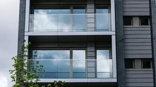 Ganzglasgeländer und französische Balkone Ganzglasgeländer und französische Balkone