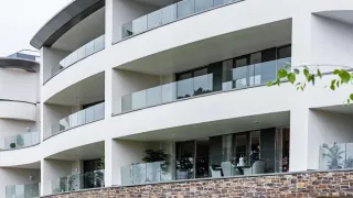 Ganzglasgeländer und französische Balkone Ganzglasgeländer und französische Balkone
