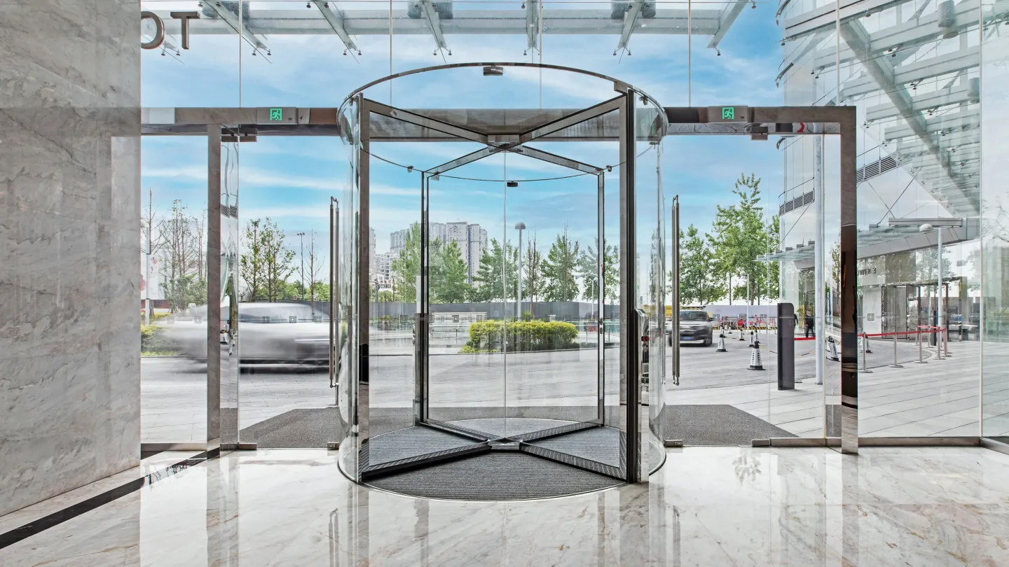 Automatische und manuelle Karusselltüren von GEZE Automatische und manuelle Karusselltüren von GEZE