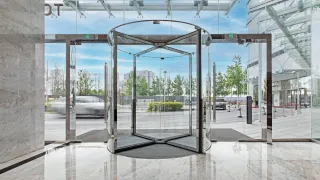 Automatische und manuelle Karusselltüren von GEZE Automatische und manuelle Karusselltüren von GEZE