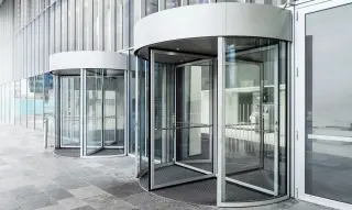 Automatische und manuelle Karusselltüren von GEZE Automatische und manuelle Karusselltüren von GEZE