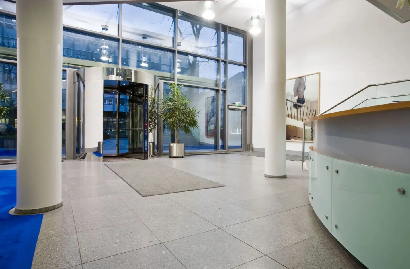 Automatische und manuelle Karusselltüren von GEZE Automatische und manuelle Karusselltüren von GEZE